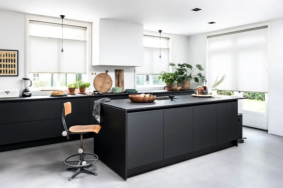 Bece dupligordijnen in de keuken in de kleur Silky Off-White