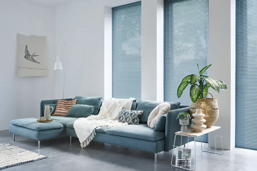 Aluminium jaloezieën van Bece in de woonkamer in de kleur Soft Marine