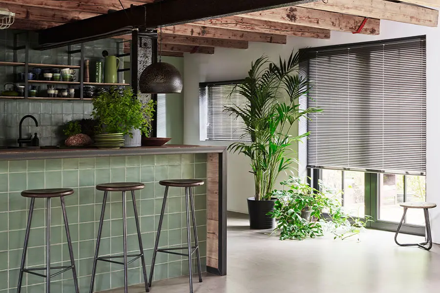 Aluminium jaloezieën van Bece in de keuken in de kleur Dark Pearl