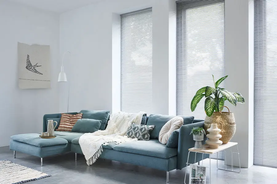 Aluminium jaloezieën van Bece in de woonkamer in de kleur Soft Marine