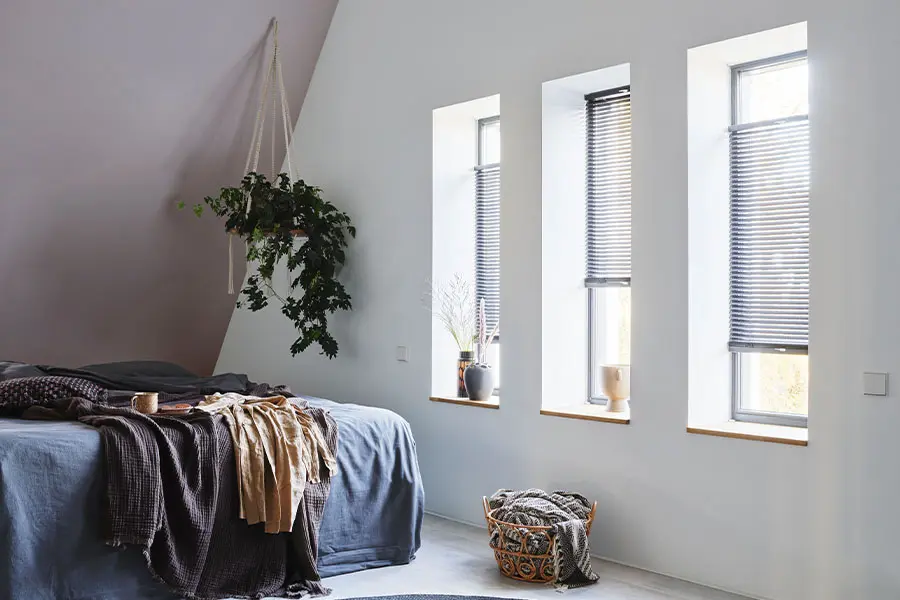 Aluminium jaloezieën van Bece in de slaapkamer in de kleur Rippled Black