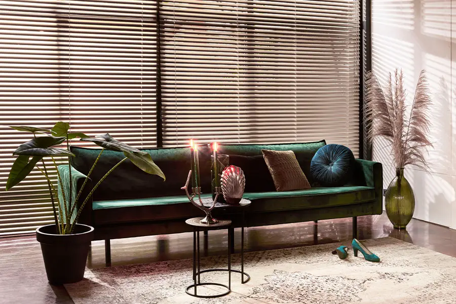 Aluminium jaloezieën van Bece in de woonkamer in de kleur Sparkling Gold
