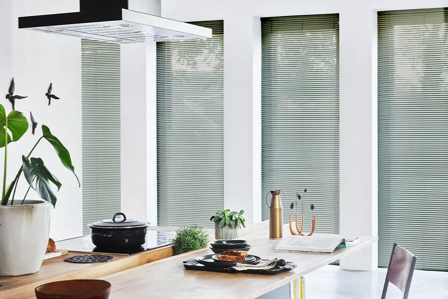 Aluminium jaloezieën van Bece in de keuken in de kleur Matt Olive