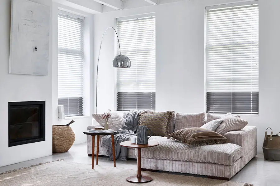 Houten jaloezieën van Bece in de woonkamer in de kleur Pure White