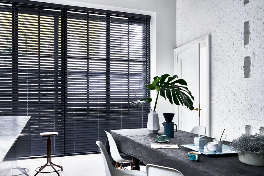 Houten jaloezieën van Bece in de woonkamer in de kleur Pure Black
