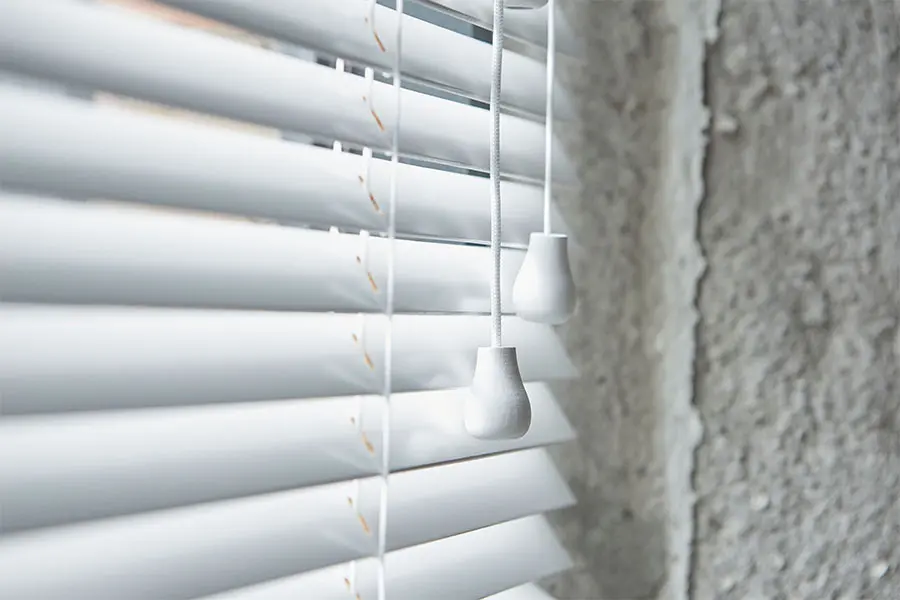 Houten jaloezieën van Bece in de woonkamer in de kleur Pure White