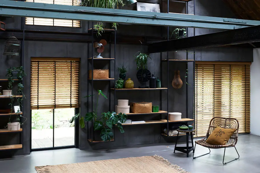 Houten jaloezieën van Bece in de woonkamer in de kleur Tinted Bamboo