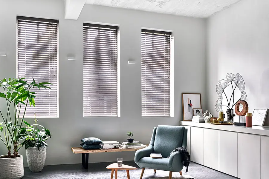 Houten jaloezieën van Bece in de woonkamer in de kleur Structured Brown