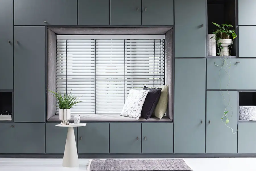 Houten jaloezieën van Bece in de woonkamer in de kleur White Bamboo