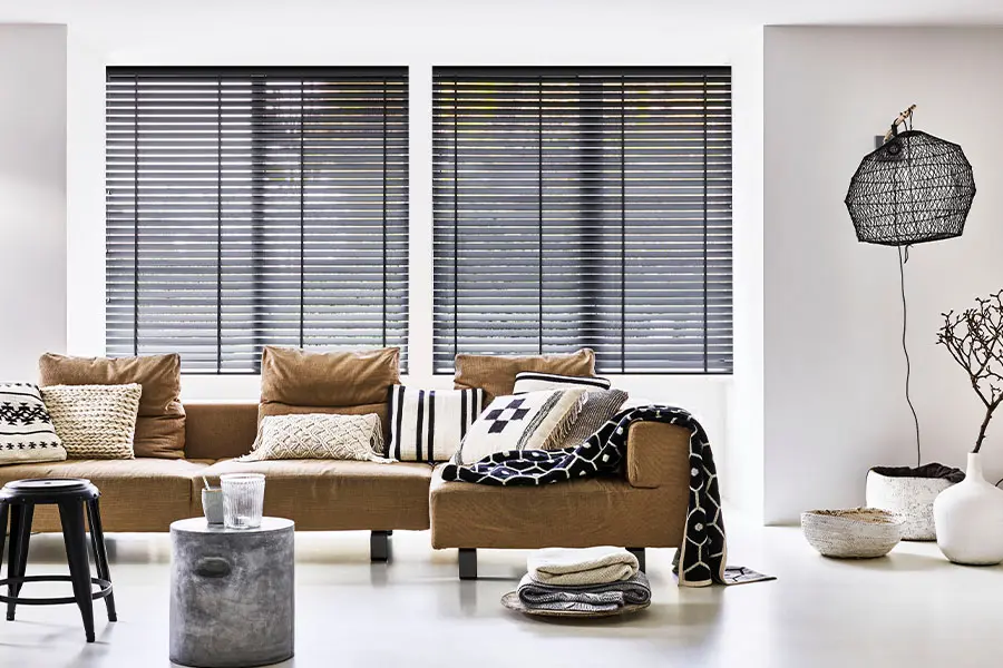 Houten jaloezieën van Bece in de woonkamer in de kleur Black Bamboo
