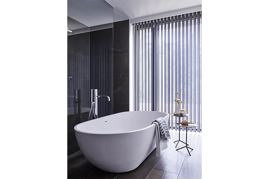 Verticale jaloezieën van Bece in de badkamer in de kleur Matt-Blue PVC