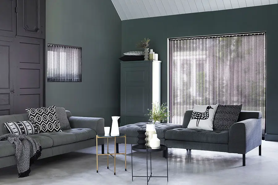 Verticale jaloezieën van Bece in de wwonkamer in de kleur Urban Horizon