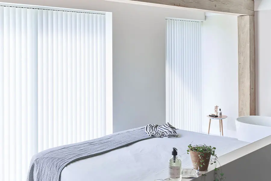 Verticale jaloezieën van Bece in de slaapkamer in de kleur Antibacterial Blackout