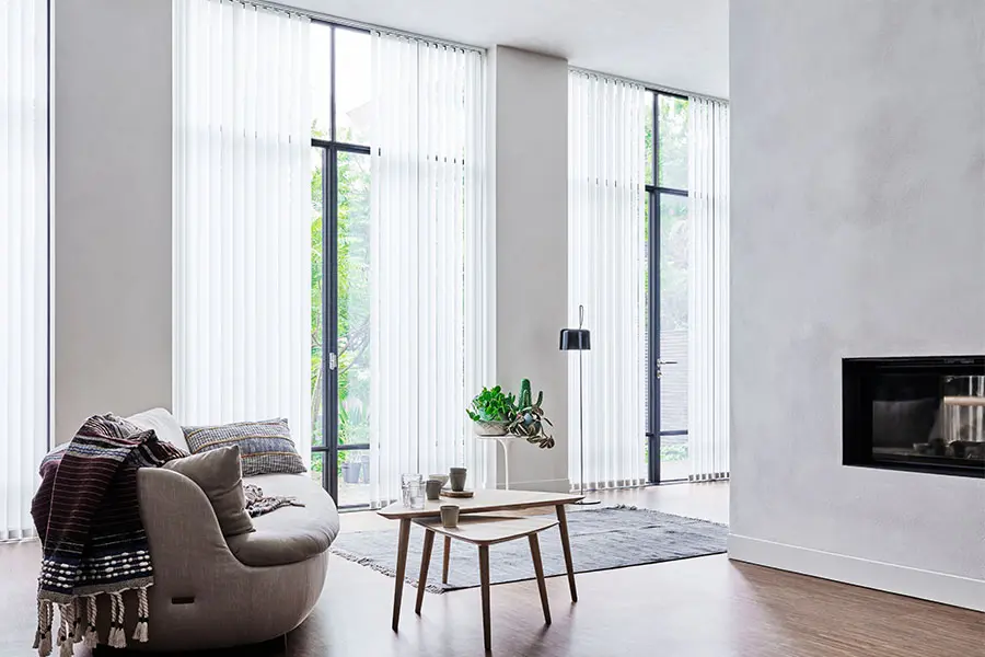 Verticale jaloezieën van Bece in de woonkamer in de kleur White Linen