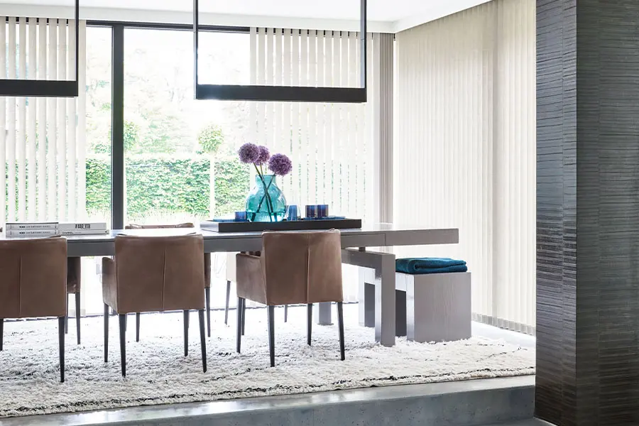 Verticale jaloezieën van Bece in de keuken in de kleur Natural Linen