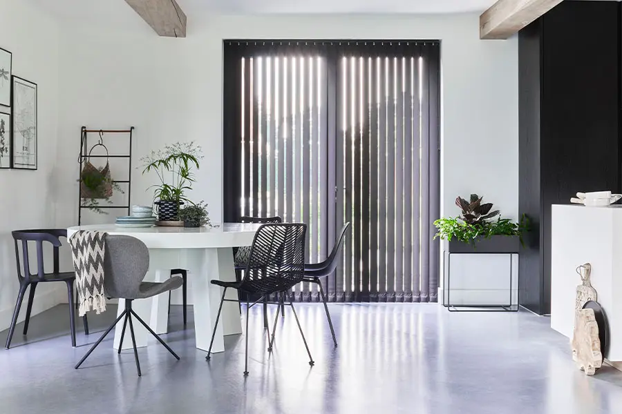 Verticale jaloezieën van Bece in de keuken in de kleur Deep Black