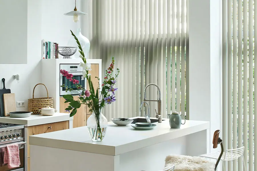 Verticale jaloezieën van Bece in de keuken in de kleur Matt-Mocca PVC