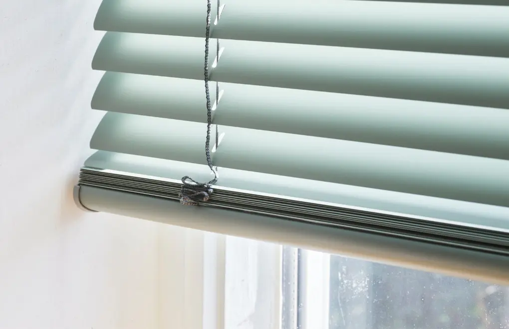 Aluminium jaloezieën van Bece in de kleur Matt Sage