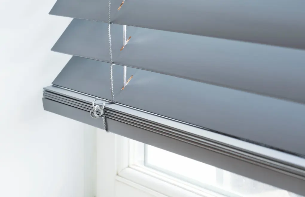 Houten jaloezieën van Bece in de kleur Matt-Anthracite