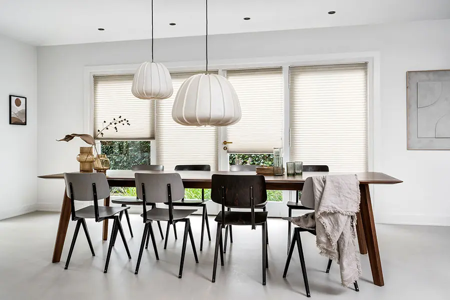 Bece plissegordijnen in de keuken in de kleur Braided Beige