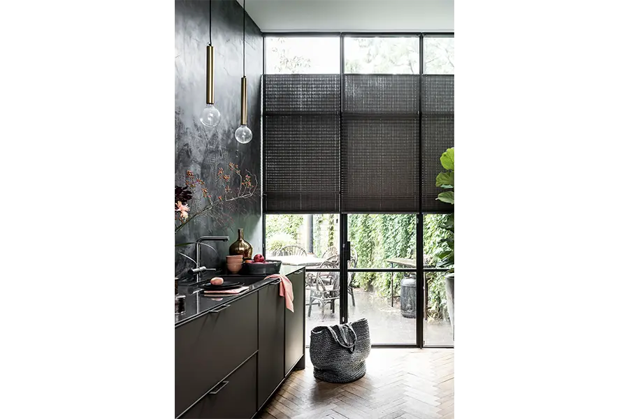 Bece plissegordijnen in de keuken in de kleur Luxurious Metal