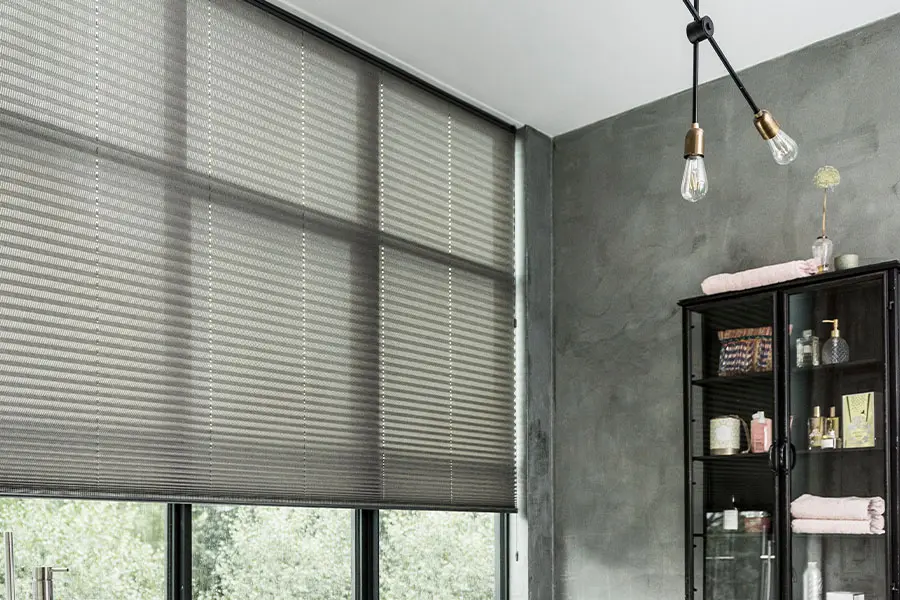 Bece plissegordijnen in de Badkamer in de kleur Fishtail Grey