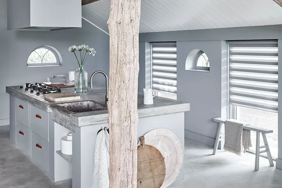 Bece duo rolgordijnen in de keuken in de kleur Metallic Grey