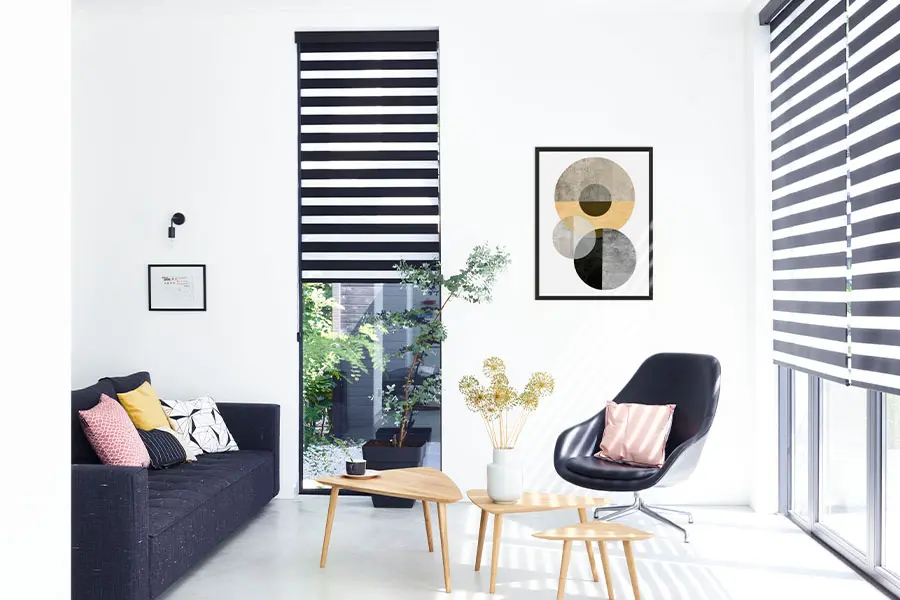Bece duo rolgordijnen in de woonkamer in de kleur Cubic Black