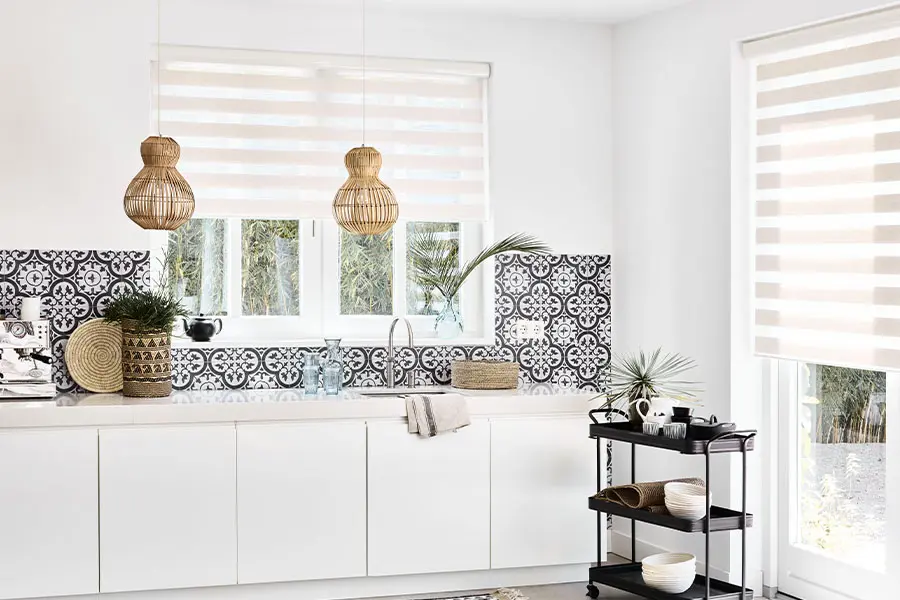Bece duo rolgordijnen in de keuken in de kleur Soft Melange