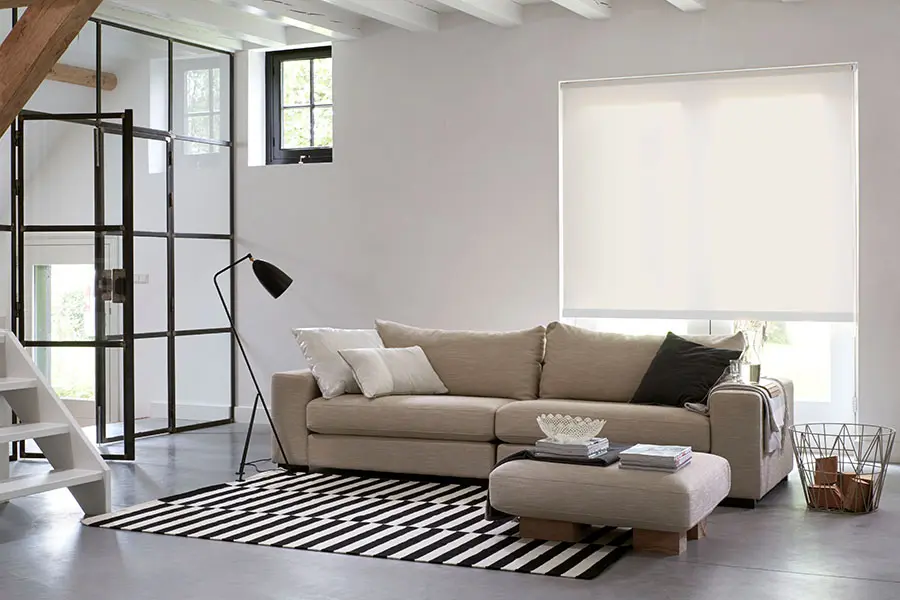 Bece rolgordijnen in de woonkamer in de kleur Fancy Beige