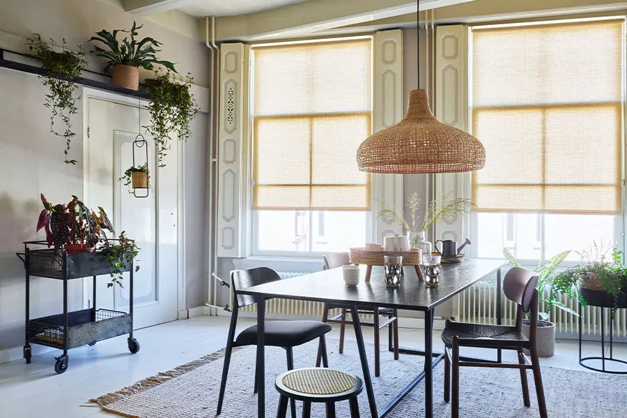 Bece rolgordijnen in de woonkamer in de kleur Natural Rattan
