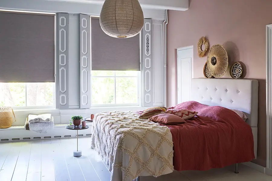Bece rolgordijnen in de slaapkamer in de kleur Melange Taupe