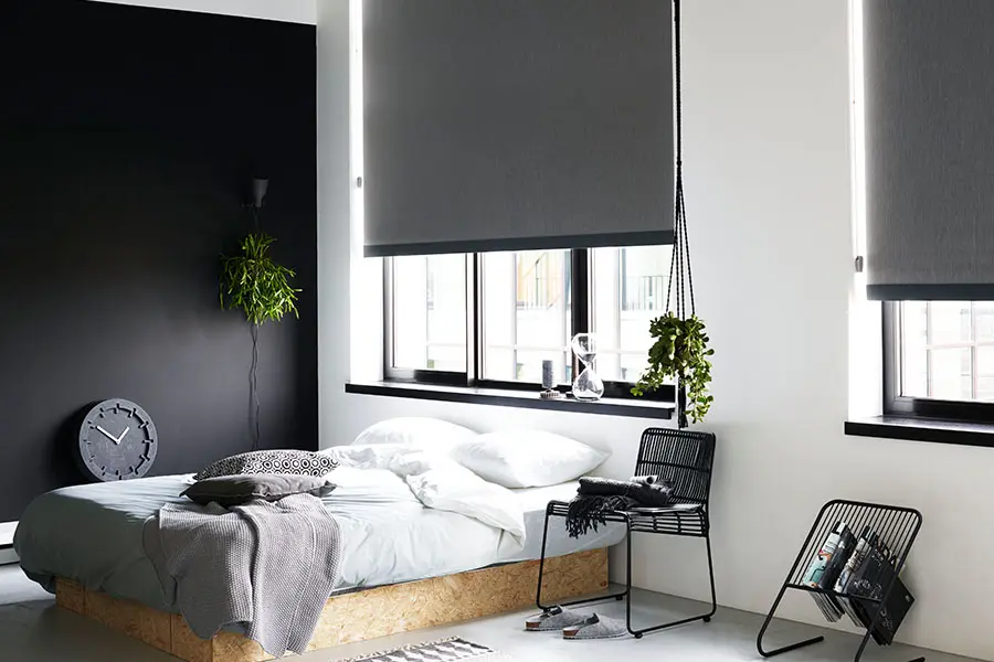 Bece rolgordijnen in de slaapkamer in de kleur Basic Black