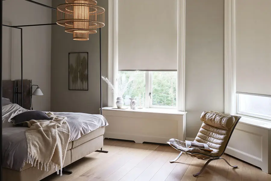 Bece rolgordijnen in de slaapkamer in de kleur Cloudy Beige