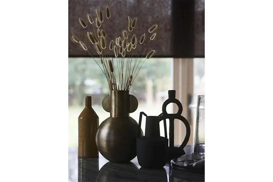 Bece rolgordijnen in de keuken in de kleur Basic Black